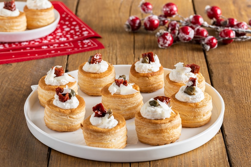 Vol au vent sfiziosi al formaggio e mandorle ricetta