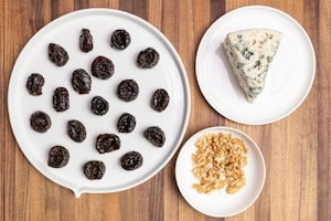 Preparazione Antipasto in 10 minuti con prugne e roquefort - Fase 1