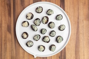 Preparazione Antipasto in 10 minuti con prugne e roquefort - Fase 1