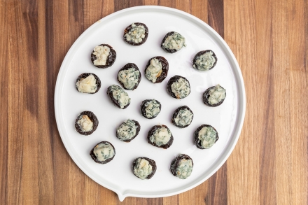 Preparazione Antipasto in 10 minuti con prugne e roquefort - Fase 1 Preparazione Antipasto in 10 minuti con prugne e roquefort - Fase 1