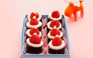 Cappelli di Santa Claus con fragole e panna