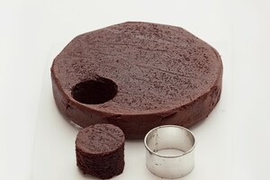 Preparazione Cappelli di Santa Claus con fragole e panna - Fase 1