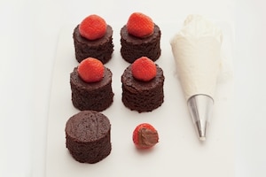 Preparazione Cappelli di Santa Claus con fragole e panna - Fase 3