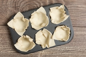 Preparazione Cestini di pasta sfoglia con crescenza, pisellini e gamberetti - Fase 1