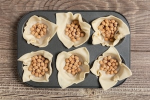 Preparazione Cestini di pasta sfoglia con crescenza, pisellini e gamberetti - Fase 1