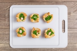 Preparazione Cestini di pasta sfoglia con crescenza, pisellini e gamberetti - Fase 4