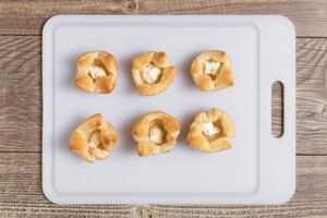 Preparazione Cestini di pasta sfoglia con crescenza, pisellini e gamberetti - Fase 3