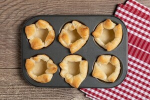 Preparazione Cestini di pasta sfoglia con crescenza, pisellini e gamberetti - Fase 2