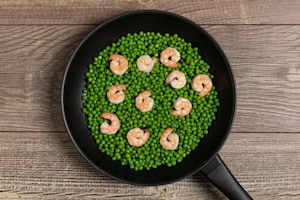 Preparazione Cestini di pasta sfoglia con crescenza, pisellini e gamberetti - Fase 2