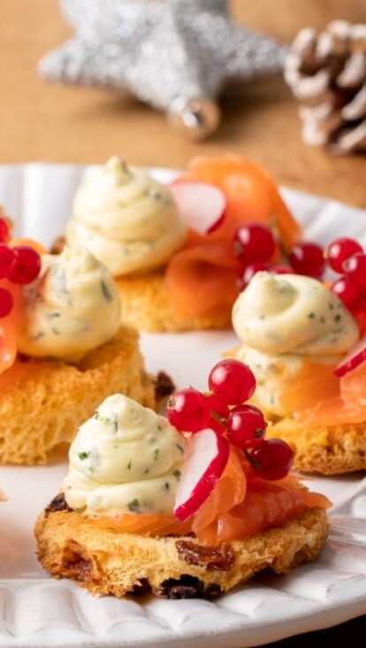 Dischetti di panettone con burro alle erbe e trota affumicata