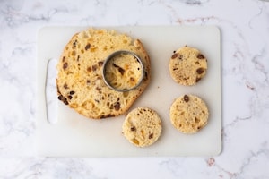 Preparazione Dischetti di panettone con burro alle erbe e trota affumicata - Fase 1