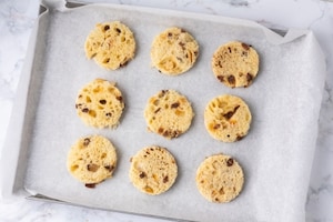Preparazione Dischetti di panettone con burro alle erbe e trota affumicata - Fase 1