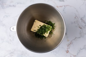 Preparazione Dischetti di panettone con burro alle erbe e trota affumicata - Fase 2