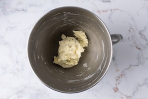 Preparazione Dischetti di panettone con burro alle erbe e trota affumicata - Fase 2