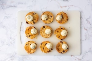 Preparazione Dischetti di panettone con burro alle erbe e trota affumicata - Fase 3