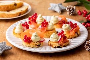 Preparazione Dischetti di panettone con burro alle erbe e trota affumicata - Fase 3