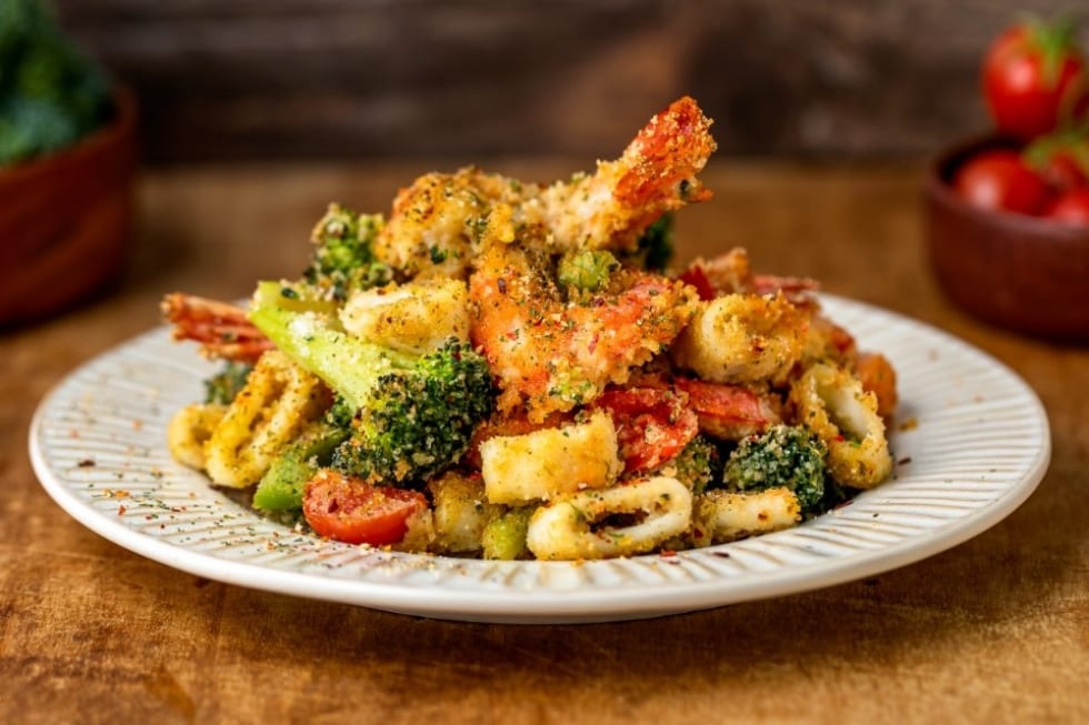 Gamberi e calamari con verdure al forno ricetta