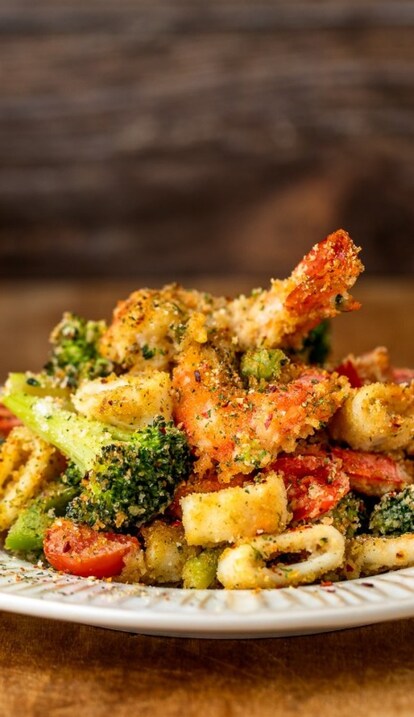 Gamberi e calamari con verdure al forno