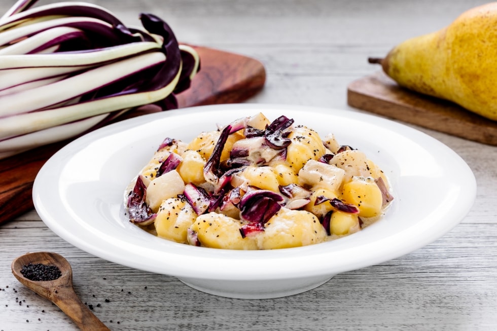 Gnocchetti di patate al Radicchio di Treviso IGP, pera, gorgonzola e semi di papavero ricetta