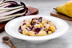 Preparazione Gnocchetti di patate al Radicchio di Treviso IGP, pera, gorgonzola e semi di papavero - Fase 3