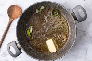 Preparazione Linguine con salmone affumicato, burro salato e lime  - Fase 1