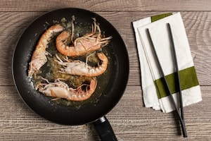 Preparazione Tagliatelle allo zafferano con pisellini e scampi - Fase 2