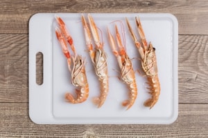 Preparazione Tagliatelle allo zafferano con pisellini e scampi - Fase 1