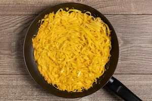 Preparazione Tagliatelle allo zafferano con pisellini e scampi - Fase 3