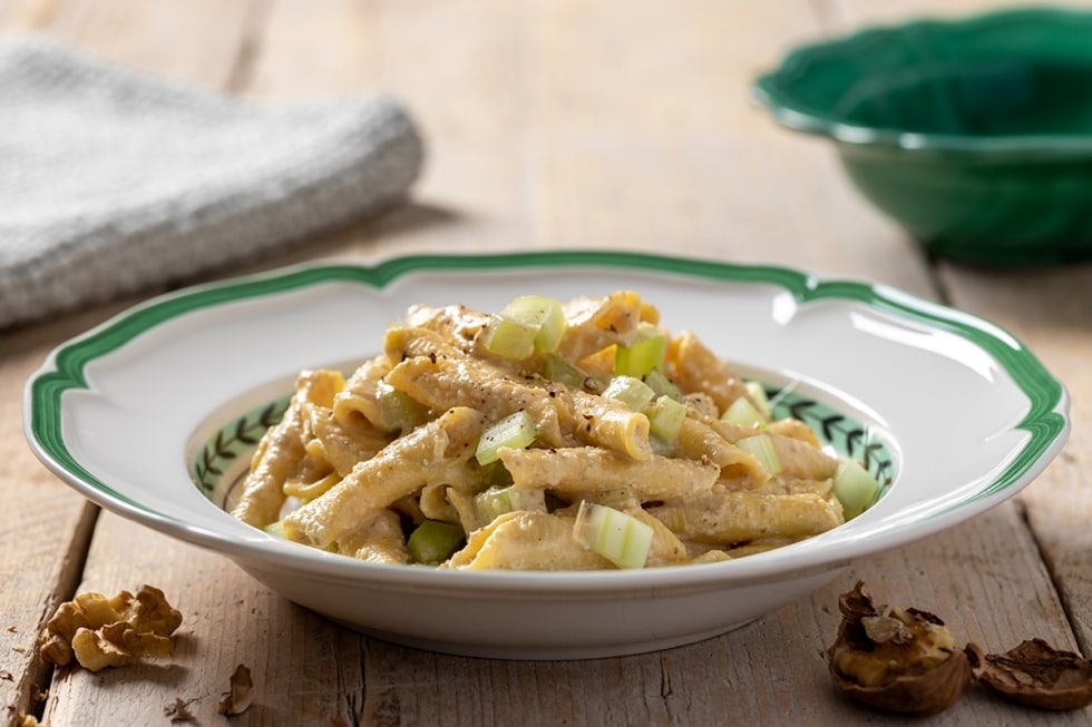 Pasta con salsa di noci e sedano ricetta