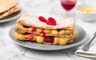 Millefoglie alla crema pasticciera e lamponi