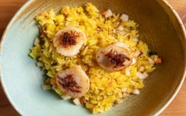 Riso d'oro con zafferano, capesante e salsa XO