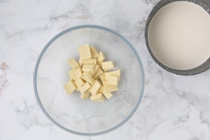 Preparazione Torta al cioccolato bianco e lamponi - Fase 2