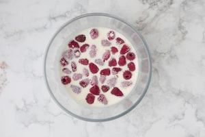 Preparazione Torta al cioccolato bianco e lamponi - Fase 2
