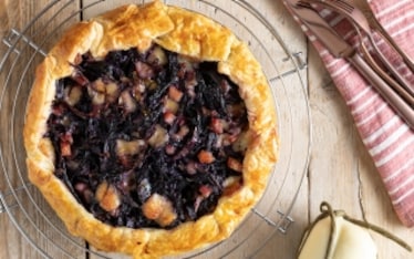 Torta salata con cavolo viola e provola