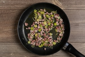 Preparazione Torta salata con cavolo viola e provola - Fase 1