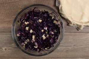 Preparazione Torta salata con cavolo viola e provola - Fase 3