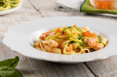 Pasta con spirali di zucchine, mazzancolle e tobiko