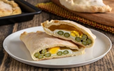 Calzoni di kamut con asparagi e uovo