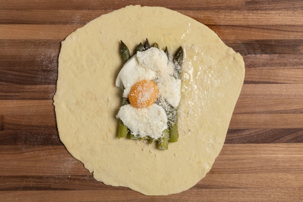 Preparazione Calzoni di kamut con asparagi e uovo - Fase 4 Preparazione Calzoni di kamut con asparagi e uovo - Fase 4