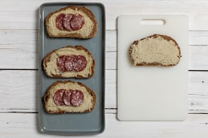 Preparazione Bruschette con crema di carciofi e salame - Fase 5