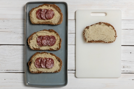 Preparazione Bruschette con crema di carciofi e salame - Fase 5 Preparazione Bruschette con crema di carciofi e salame - Fase 5