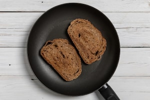 Preparazione Bruschette con crema di carciofi e salame - Fase 4