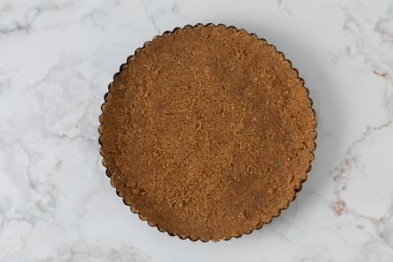 Preparazione Crostata alla frutta senza cottura - Fase 1 Preparazione Crostata alla frutta senza cottura - Fase 1