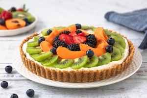 Preparazione Crostata alla frutta senza cottura - Fase 3