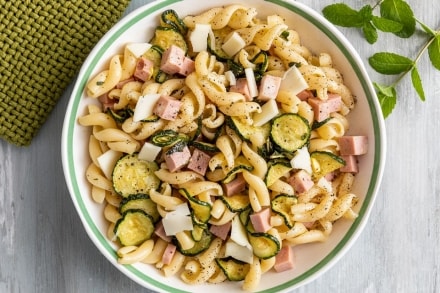 Insalata di pasta con zucchine alla scapece e mortadella