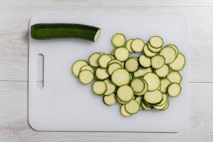 Preparazione Insalata di pasta con zucchine alla scapece e mortadella - Fase 1