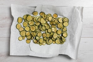 Preparazione Insalata di pasta con zucchine alla scapece e mortadella - Fase 1