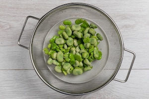 Preparazione Tartufini con fave, pecorino, noci e salame - Fase 1