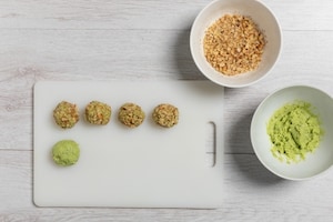 Preparazione Tartufini con fave, pecorino, noci e salame - Fase 3