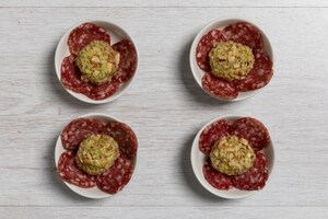 Preparazione Tartufini con fave, pecorino, noci e salame - Fase 3